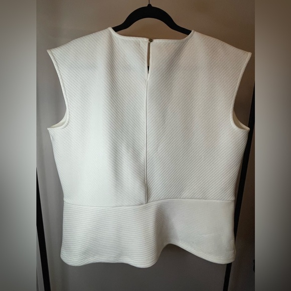 Liz Claiborne White womens sleeveless top. Great texture and shaping - Picture 2 of 8